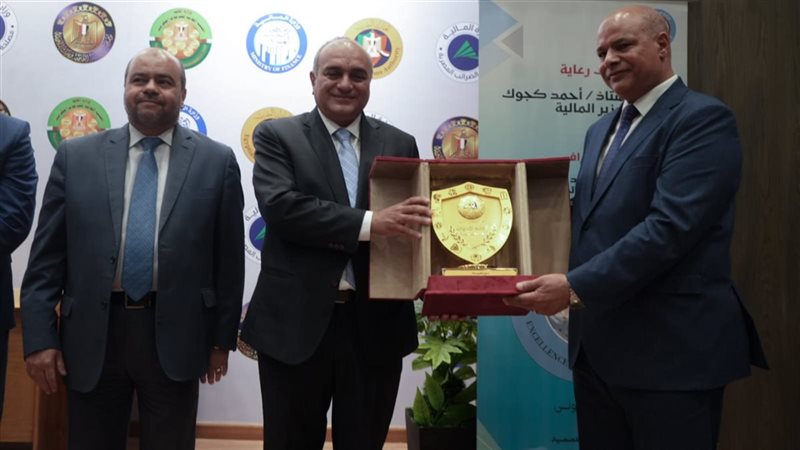 نائب وزير المالية خلال التكريم