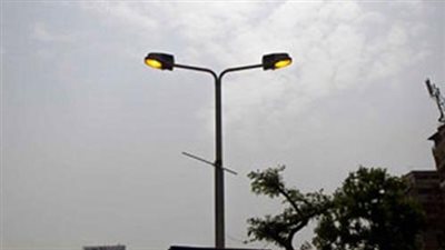 متصور متلبس بيسرق.. إستغاثة لسرقة أسلاك عواميد النور على كوبري بالأسكندرية