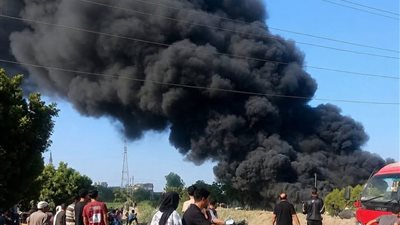 الحماية المدنية تحاول السيطرة على حريق هائل في مخزن خردة بقرية كمشيش بالمنوفية 
