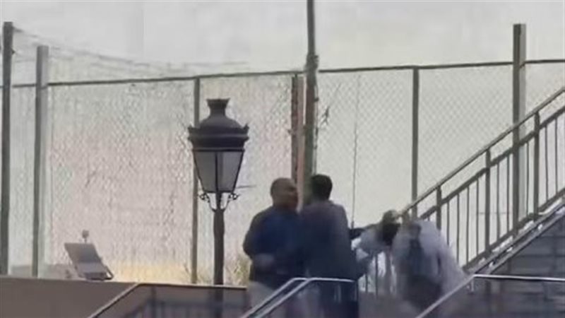 رجل يعتدي على سيدة بالضرب والسحل