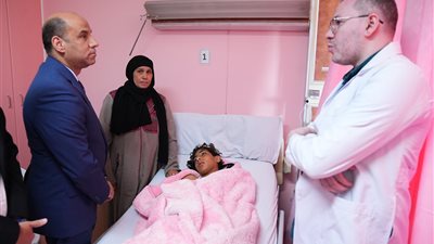 وزير العمل يزور مصابي حادث مشروع القطار السريع بالشيخ زايد 