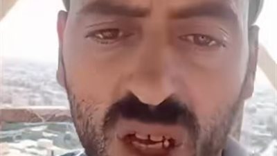 بسبب علاج زوجته.. مواطن يهدد بإلقاء نفسه من أعلى برج في مطروح