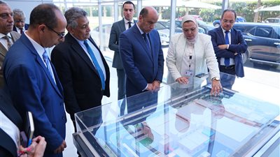 وزير العمل يتفقد 