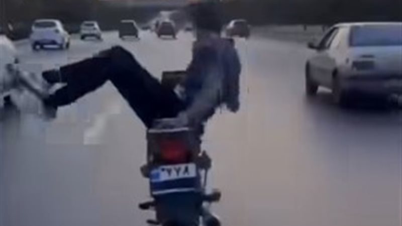حركات متهورة على الطريق من شاب على موتوسيكل