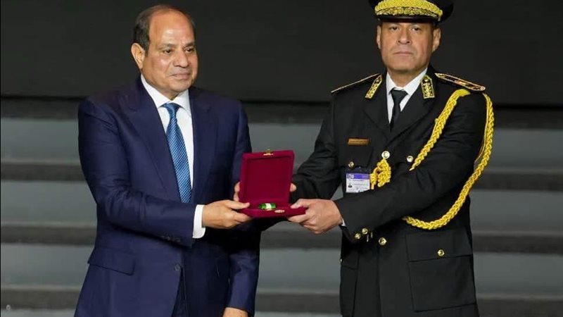 لحظة تكريم الرئيس للواء دكتور محمد الشربيني 