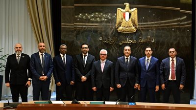 رئيس الوزراء يشهد توقيع 3 عقود.. لتقديم خدمات التخزين والتداول بالمنطقة الاقتصادية لقناة السويس