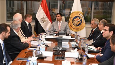  وزير الصناعة يبحث مع مرسيدس-بنز خطط التوسع في التصنيع المحلي