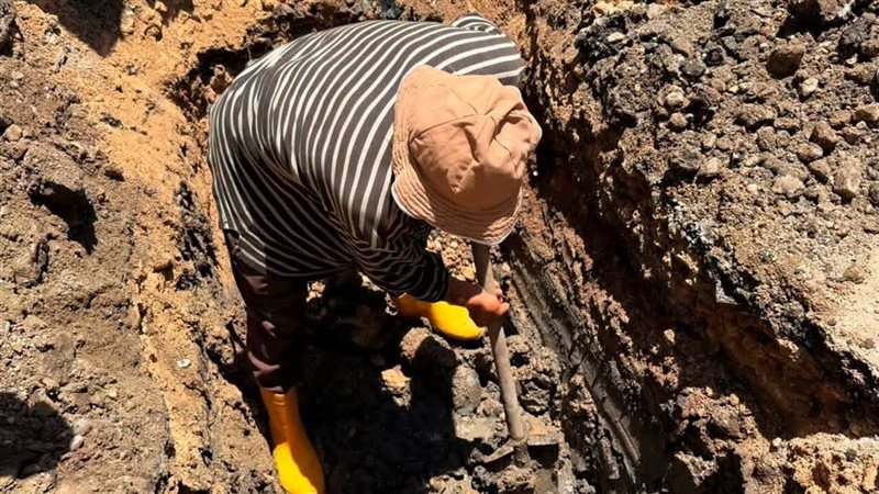 إصلاح كسر مفاجئ بخط مياه الشرب 