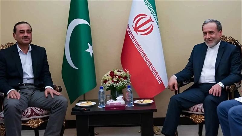 وزير خارجية إيران يجتمع بقائد الجيش الباكستاني