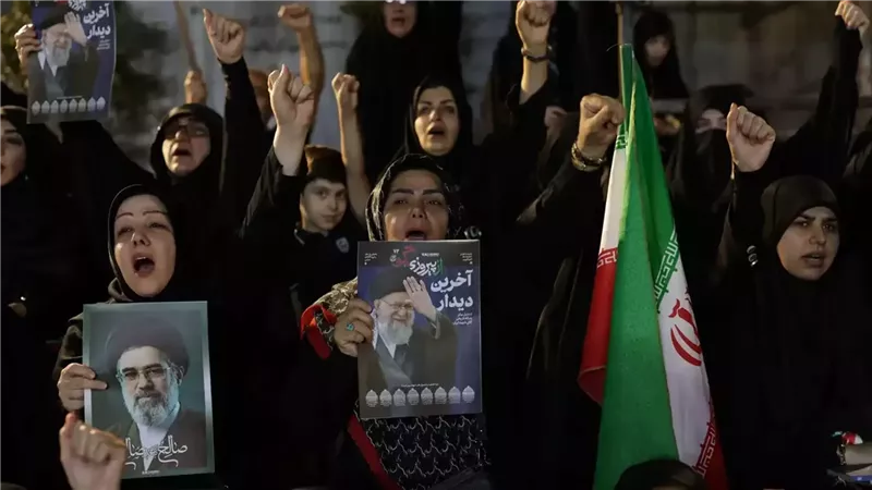 من مراسم تشييع المرشد الأعلى علي خامنئي في طهران  