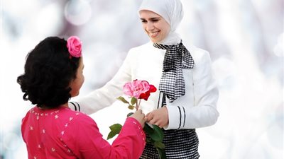 هل الاحتفال بعيد الأم بدعة؟، دار الافتاء تجيب