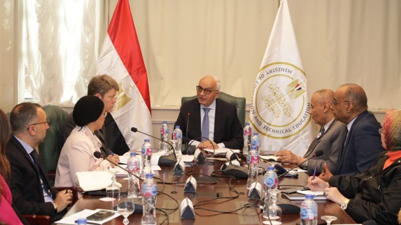 رضا حجازى مع وفد البنك الدولى