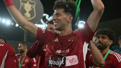 ماذا فعل حسين لبيب مع إمام عاشور بعد فوز الأهلي على الزمالك؟ (فيديو)