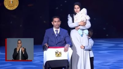 رقيب مقاتل يروي سر تمسك زوجته به رغم إصابته في سيناء.. والرئيس يطلب منها الحضور على المسرح