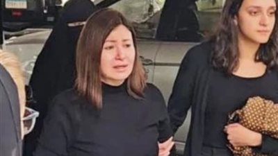 انهيار دينا رامز أثناء تشييع جثمان والدتها بمسجد مصطفى محمود