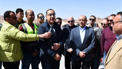 رئيس الوزراء يتفقد النُزل البيئي ومركز الزوار بمشروع التجلي الأعظم