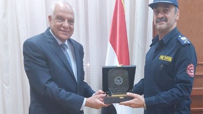 الحماية المدنية تكرم محافظ الجيزة بمناسبة اليوم العالمي