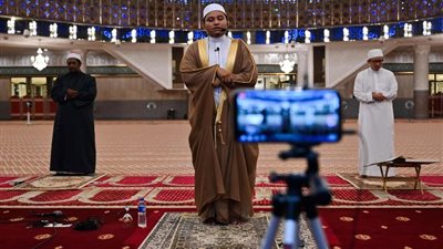 ما حكم الصلاة خلف إمام التلفزيون؟، عميد الشريعة: 3 شروط غائبة تفسدها
