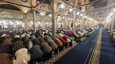 آلاف المصلين يؤدون صلاتي العشاء والتراويح بالجامع الأزهر (صور)