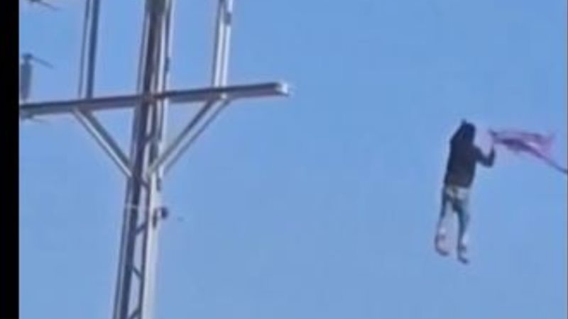 طفل فلسطيني يتسلق أسلاكا كهربائية