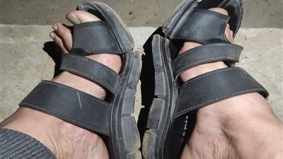 «الحصول على شبشب في غزة أصعب من الوصول للقمر».. رسالة مواطن فلسطيني