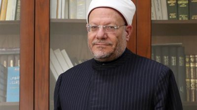 المفتي يوضح حكم إخراج المرأة الثرية زكاة الفطر عن زوجها