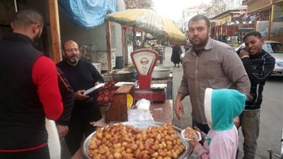 بائع قطايف في رأس البر يشرح لـ«الجمهور» طريقة تجهيزها وأسعارها