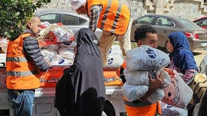 جانب من توزيع المساعدات بدمياط