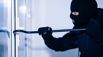 التحريات الأولية تكشف تفاصيل سرقة شركة سيارات بالساحل
