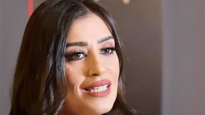 الإعلامية ريهام عياد تستجيب لطلب أحد متابعيها وتهديه نسخة من كتابها الجديد
