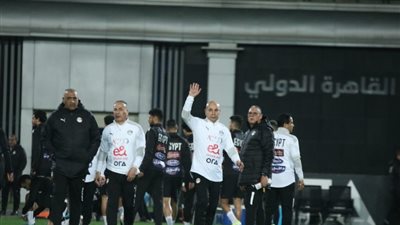 حسام حسن يشارك لاعبي منتخب مصر في المران المقام باستاد القاهرة