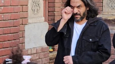 في حزن تام، بهاء سلطان يرافق جثمان والد زوجته لمثواه الأخير