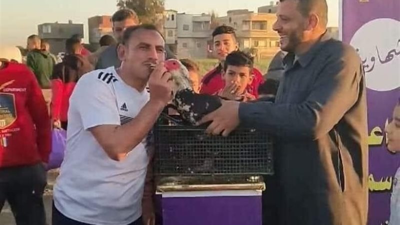 الفائز بالدورة الرمضانية يقبل جائزته