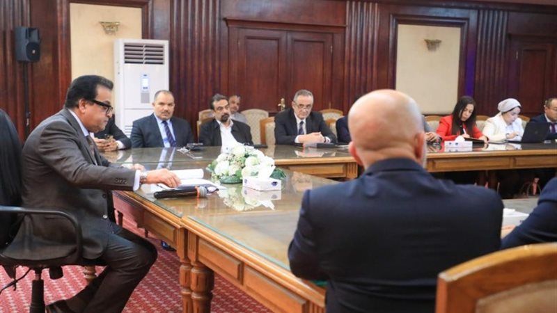الدكتور خالد عبدالغفار وممثلى الشركة الصينية