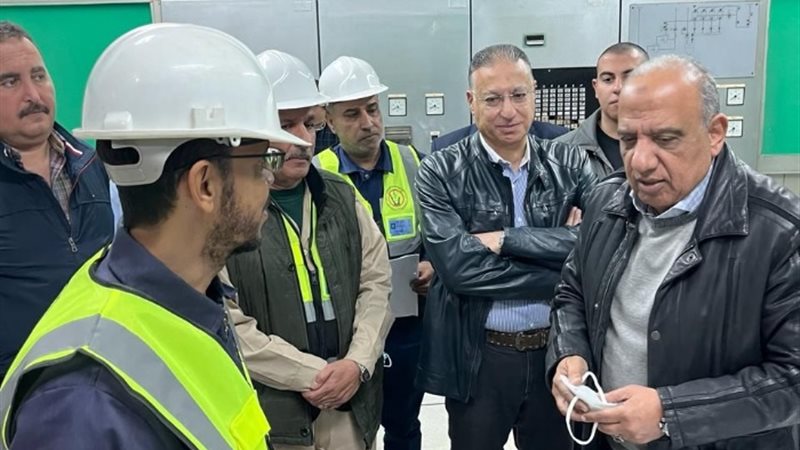 محمود عصمت وزير قطاع الأعمال العام خلال الجولة