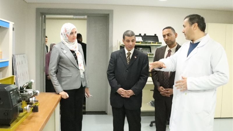خلال تفقد معهد بحوث الإلكترونيات
