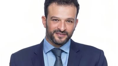 أيمن عباس: تامر حسني ألغى ميعاد سفره لغناء حفل لمستشفى الناس (فيديو)