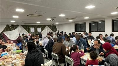 رمضان في اليابان، مآدب إفطار جماعية وتراويح في مسجد