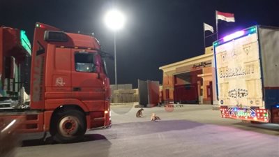 الصور الأولي لعبور قوافل مجلس القبائل الإغاثية معبر رفح في طريقها لغزة