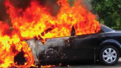 عامل يشعل النيران في سيارة حماه بسبب خلافات أسرية في العياط