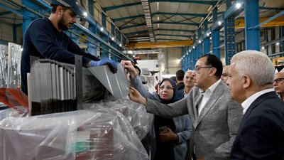 رئيس الوزراء يزور مصنع السويدي للمحولات الكهربائية بالعاشر من رمضان