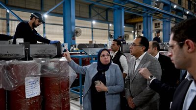 تروس المصانع تسابق الزمن، والحكومة تراهن على الإنتاج لتوفير دائم للدولار