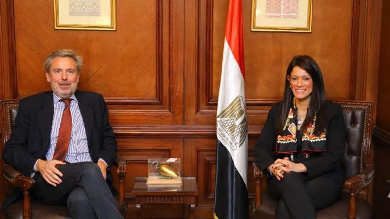 صورة أرشيفية لوزيرة التعاون الدولي والسفير الإيطالي