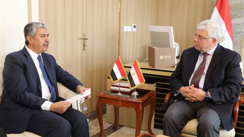 الدكتور أيمن عاشور والسفير اليمني