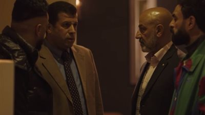 مسلسل «حق عرب» الحلقة 22، أصدقاء أحمد العوضي يكتشفون أنه مدمن