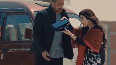 مسلسل بيت الرفاعي الحلقة ـ23، أمير كرارة يقدم الشبكة لـ ميرنا جميل