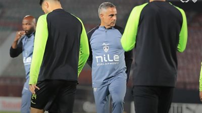 جلسة خاصة بين جوميز ولاعبي الزمالك استعدادا لمواجهة فيوتشر في الكونفدرالية