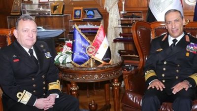قائد القوات البحرية يلتقي قائد العملية البحرية الأوروبية بالبحر الأحمر