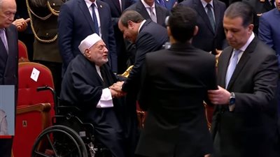 الرئيس السيسي يصافح أحمد عمر هاشم ويطمئن على صحته (صور)