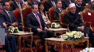 الرئيس يشاهد فيلمًا وثائقيًا حول جهود الدولة في بناء وتطوير المساجد